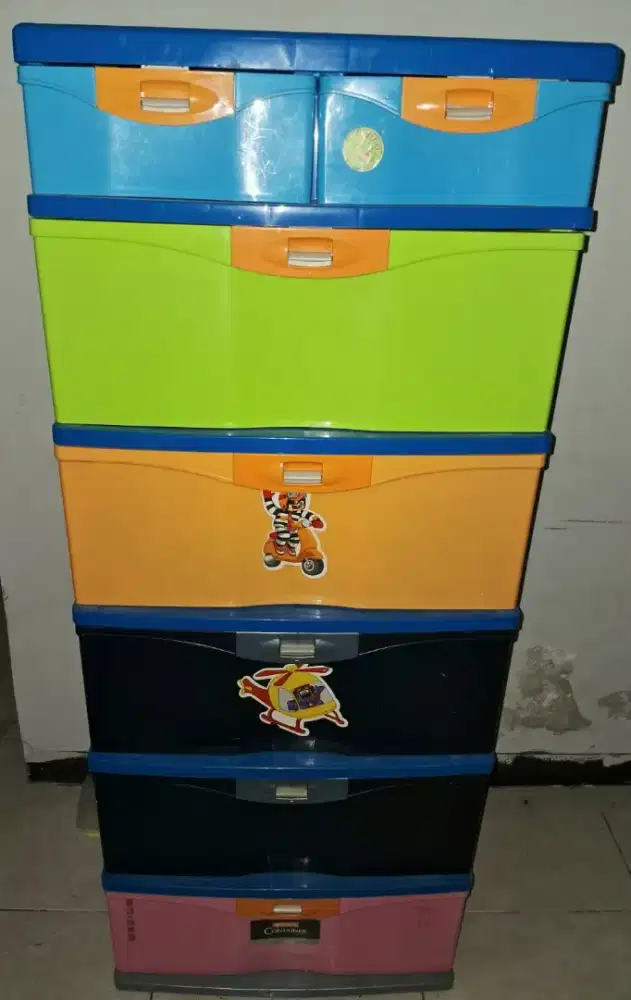 LEMARI BAJU PLASTIK ( COUNTAINER )