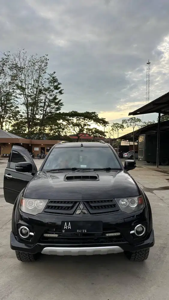 Mitsubishi Pajero Sport Dakar Hitam