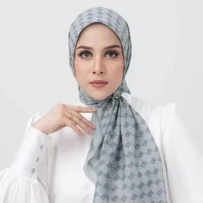 Buttonscarves Beverly Square NEW