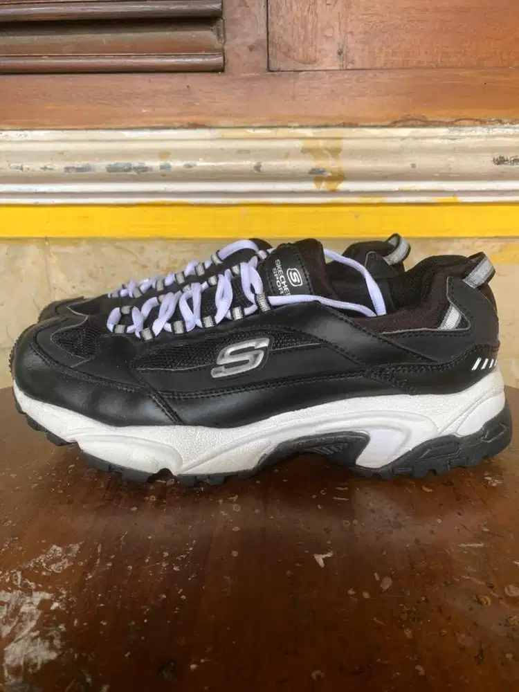 Sepatu skechers hitam size 41
