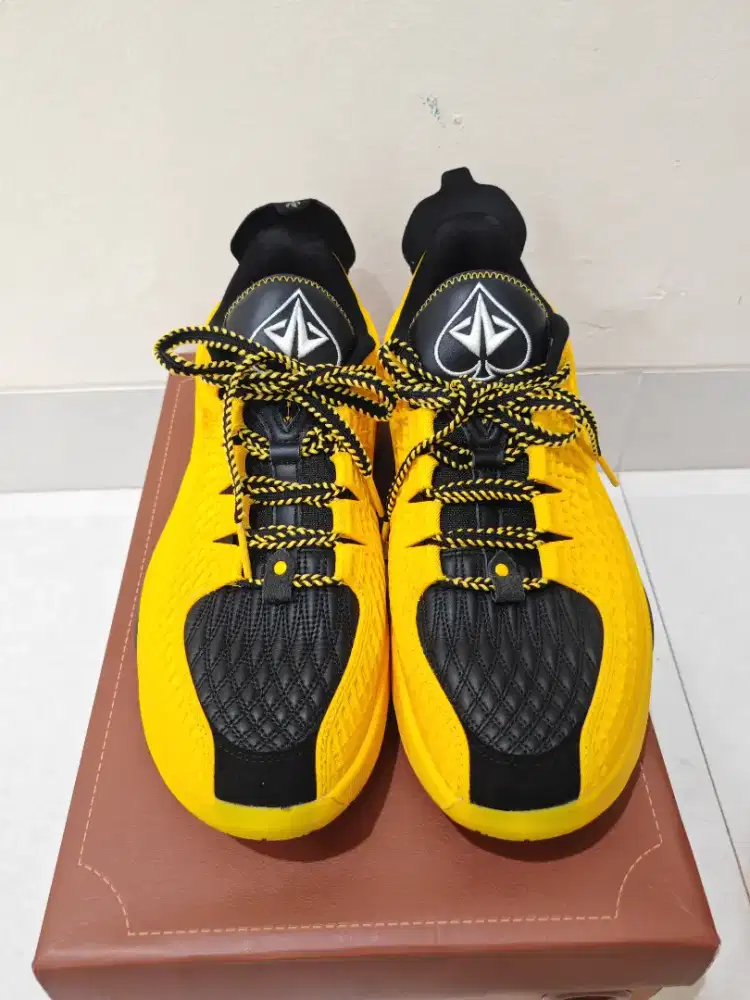 Sepatu basket Jimmy Butler 3 kuning SZ 12 bekas