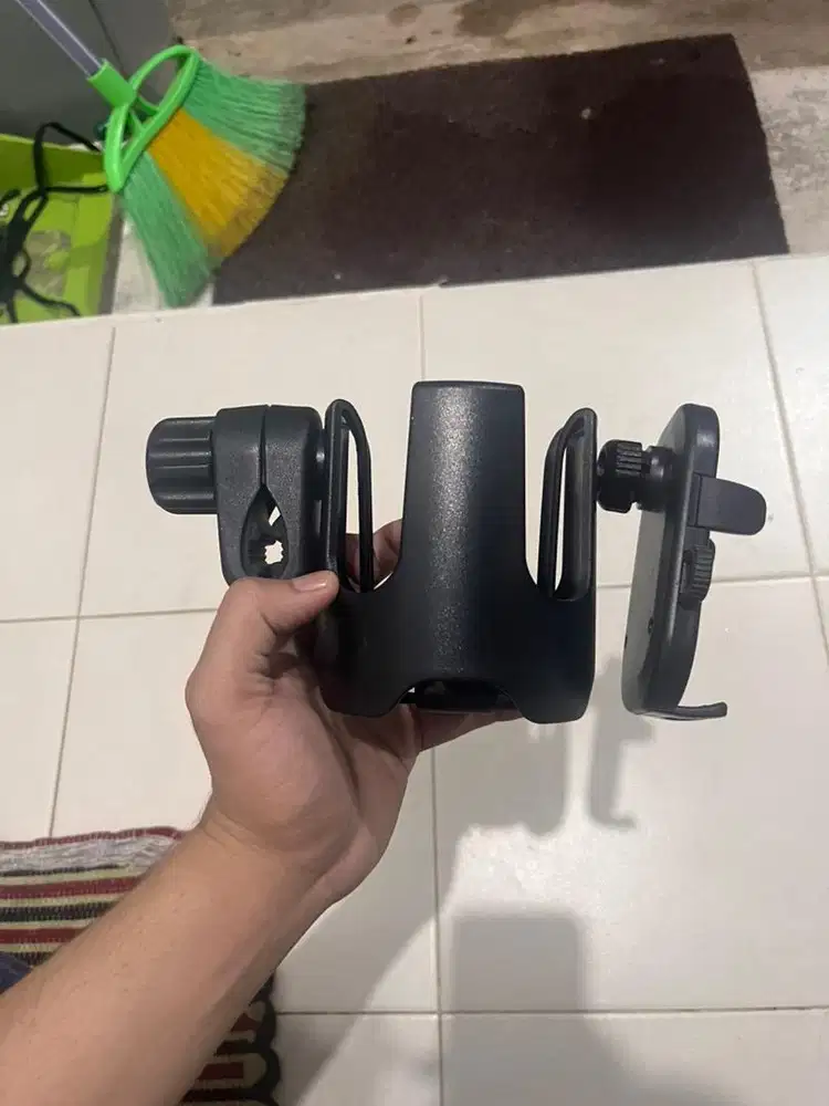 MOMODA Tempat Cangkir Air Portabel & Wadah Ponsel 3-in-1 (Hitam)