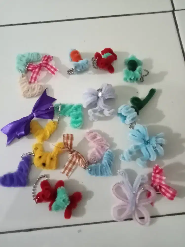 Gantungan kunci kawat bulu