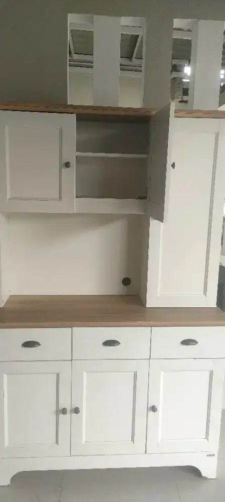 Di jual cepat Lemari second Produk Informa