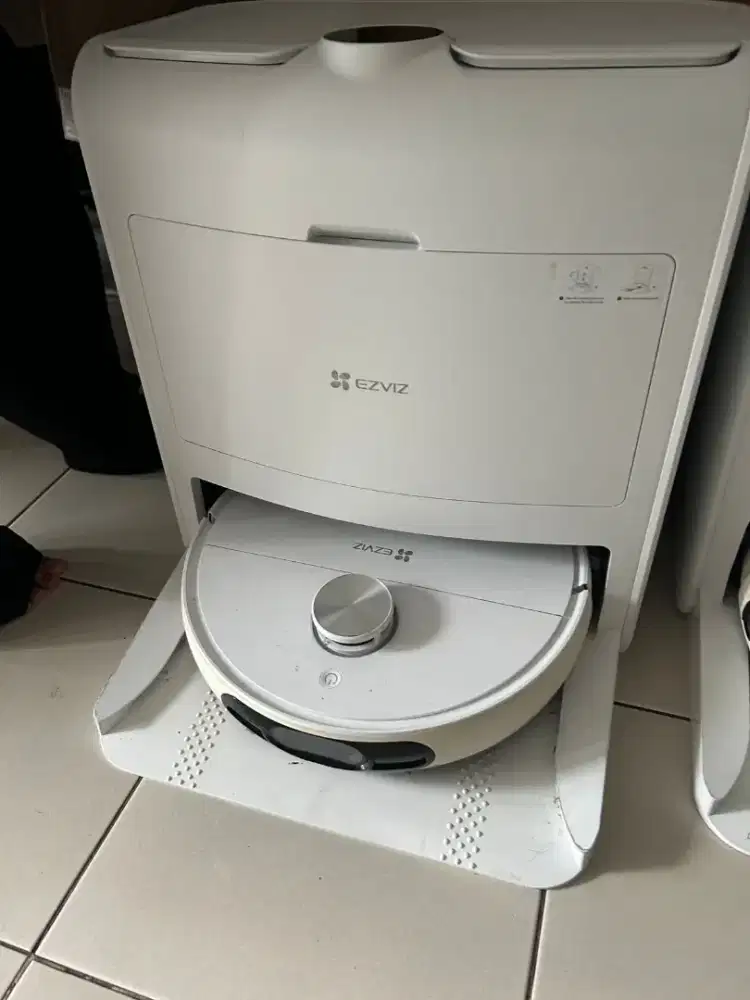 Ezviz robotic mop all in
