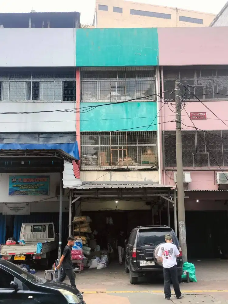 D11isewakan tempat usaha dekat Stasiun KA senen samping terminal senen