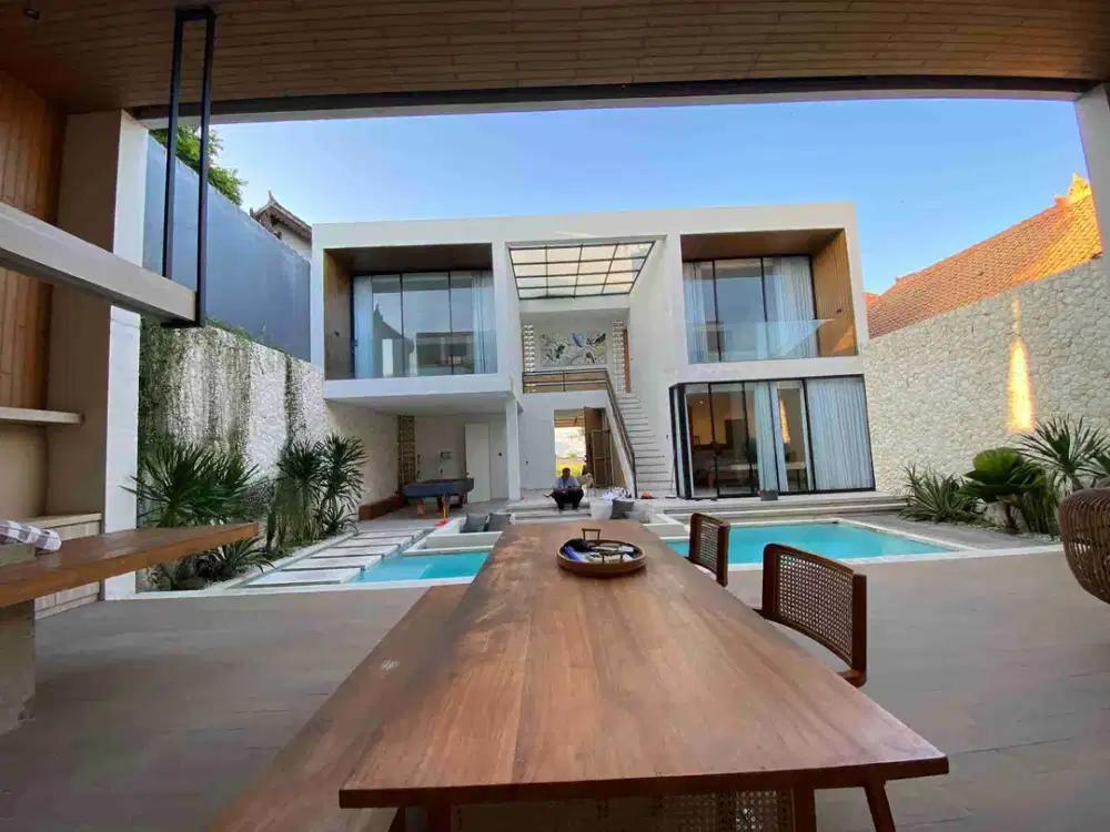 Dijual villa modern style lantai 2 lokasi cemagi 
300 meter ke pantai
Lingkungan villa