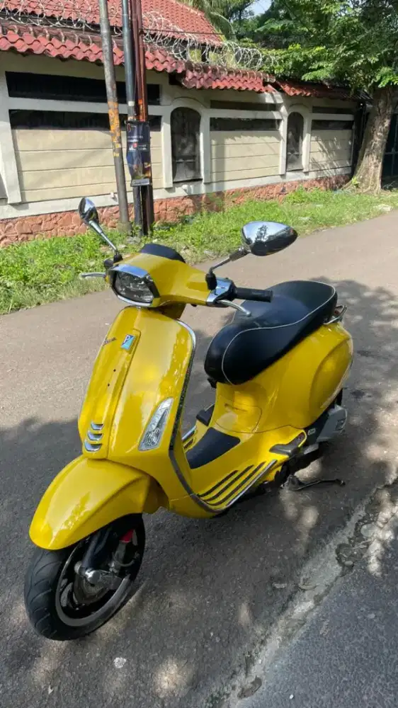 Vesmet Vespa Sprint iget 150 abs kuning low km plat cantik superb