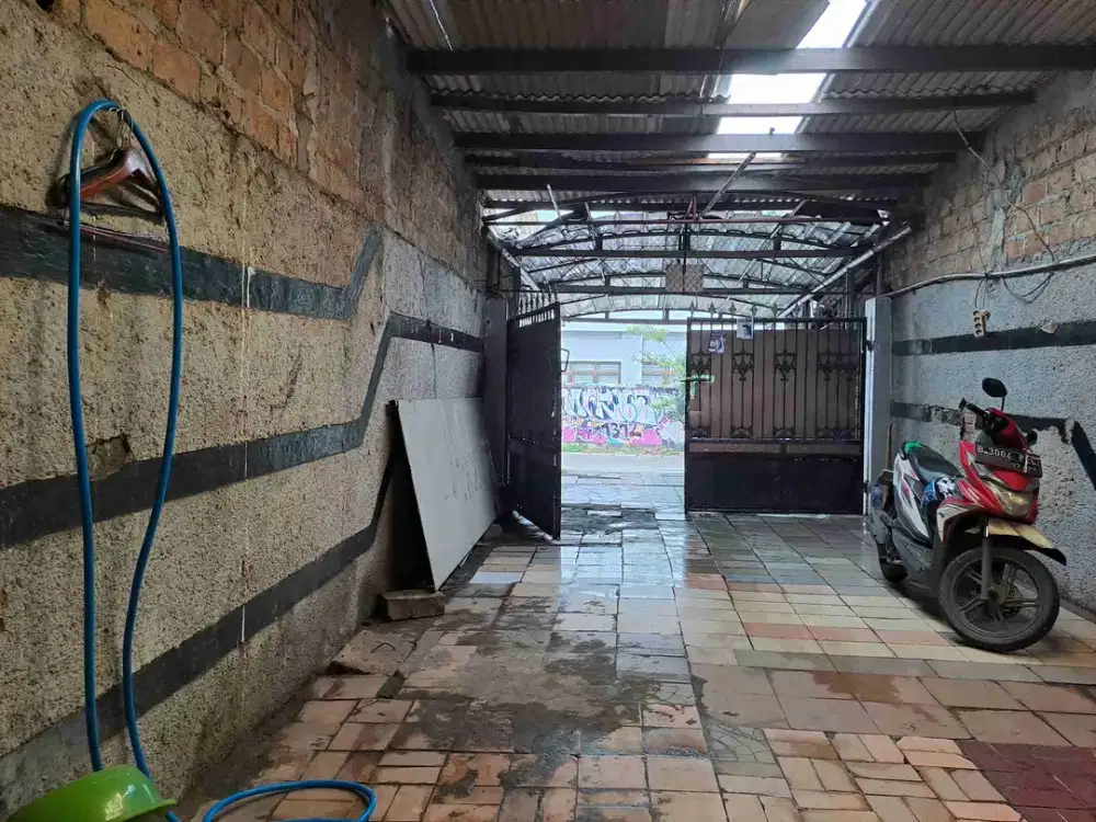 Dijual Murah !! Rumah Strategis dekat Mercubuana Luas 226m2 Meruya Selatan Jakarta Barat