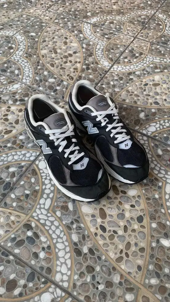 New Balance 2002R vintage black castlerock