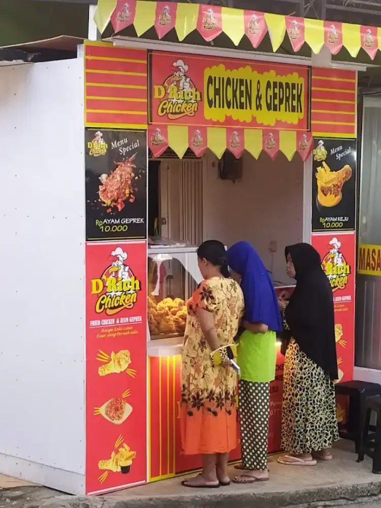 Karyawan jaga warung fread chicken