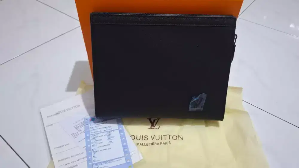 Clutch Lv taiga leather black fullset box invoice