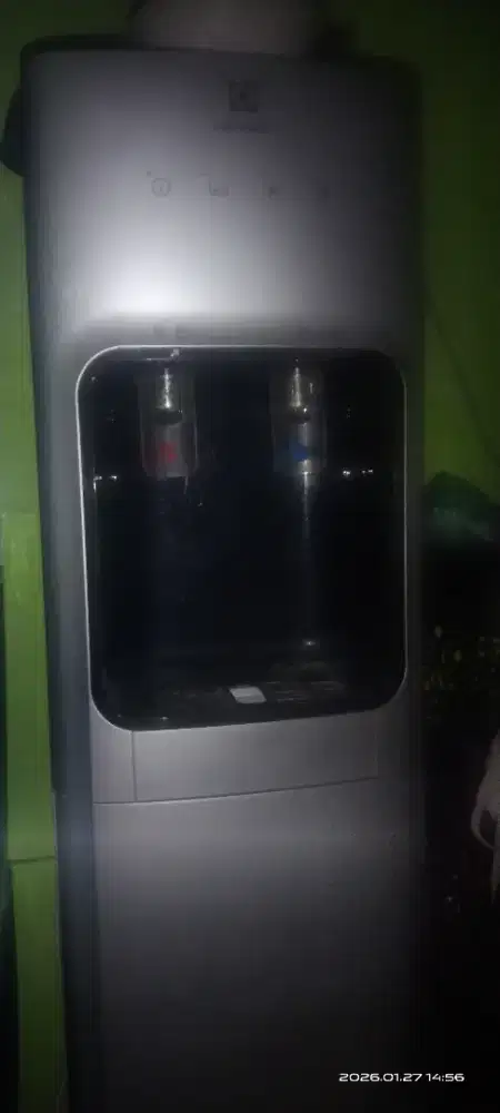 Dispenser panas dingin adem Merk ELECTROLUX