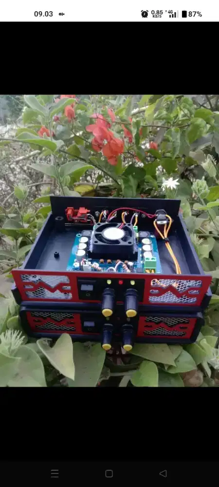 Amplifier rakitan dan speker Line array