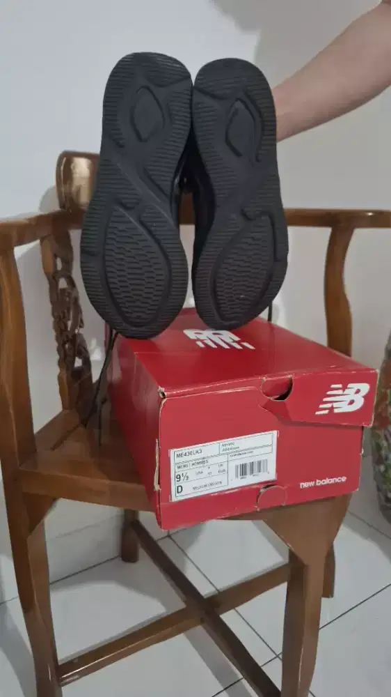 Sepatu New Balance size 43 model black grey cocok running jalan2 dll