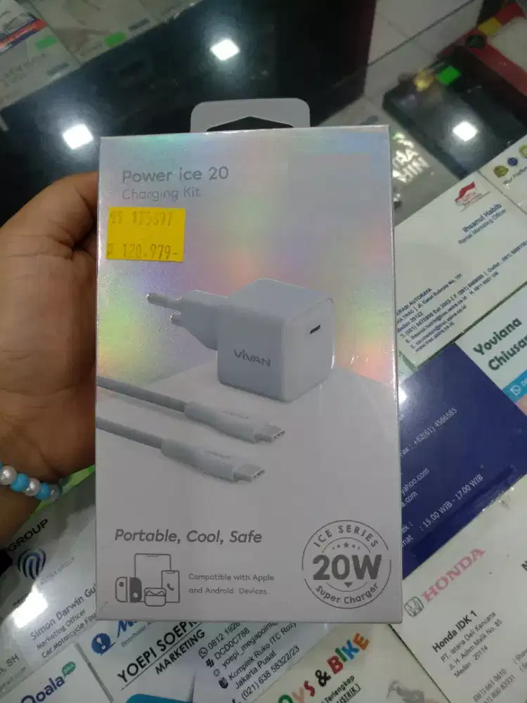 Staff jaga toko penjualan