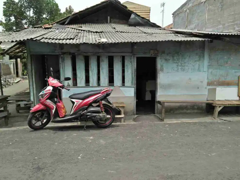 dijual rumah berbentuk kontrakan lama, lebar muka +- 10 meter (SHM) 100 meter ke jalan raya Bekasi