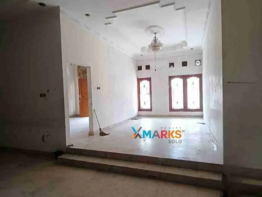 Disewakan Rumah Tengah Kota Cocok Untuk Kantor, Klinik, Kursus atau Usaha Lain, Hanya 1 menit dari Solo Grandmall