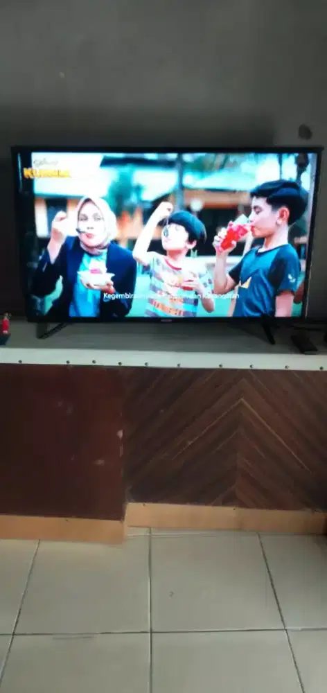 Jual aja tv LED 40 inch merk Samsung plus stb remot dan antena dalam.