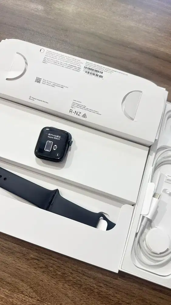 Apple Watch SE 2 Black 44MM Lengkap