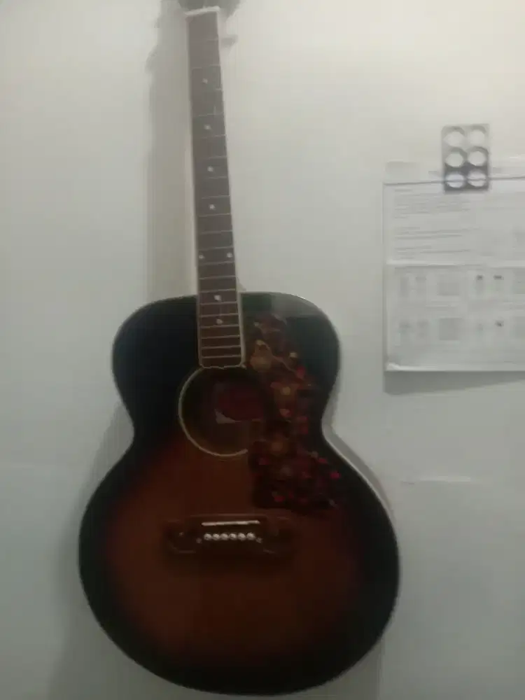 gitar merk gibson warna coklat