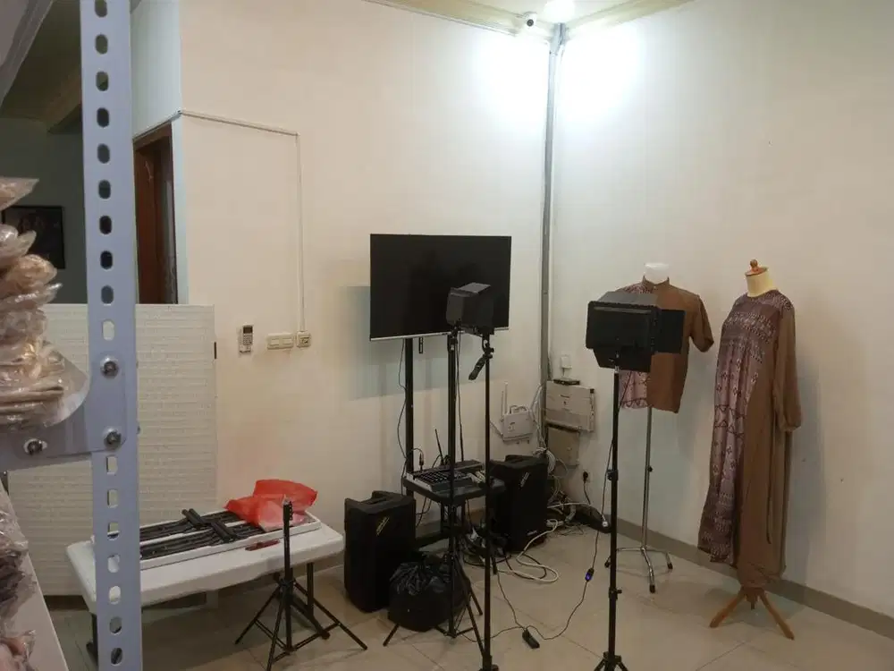 Host Live Tiktok Streaming and 1 Staff wanita