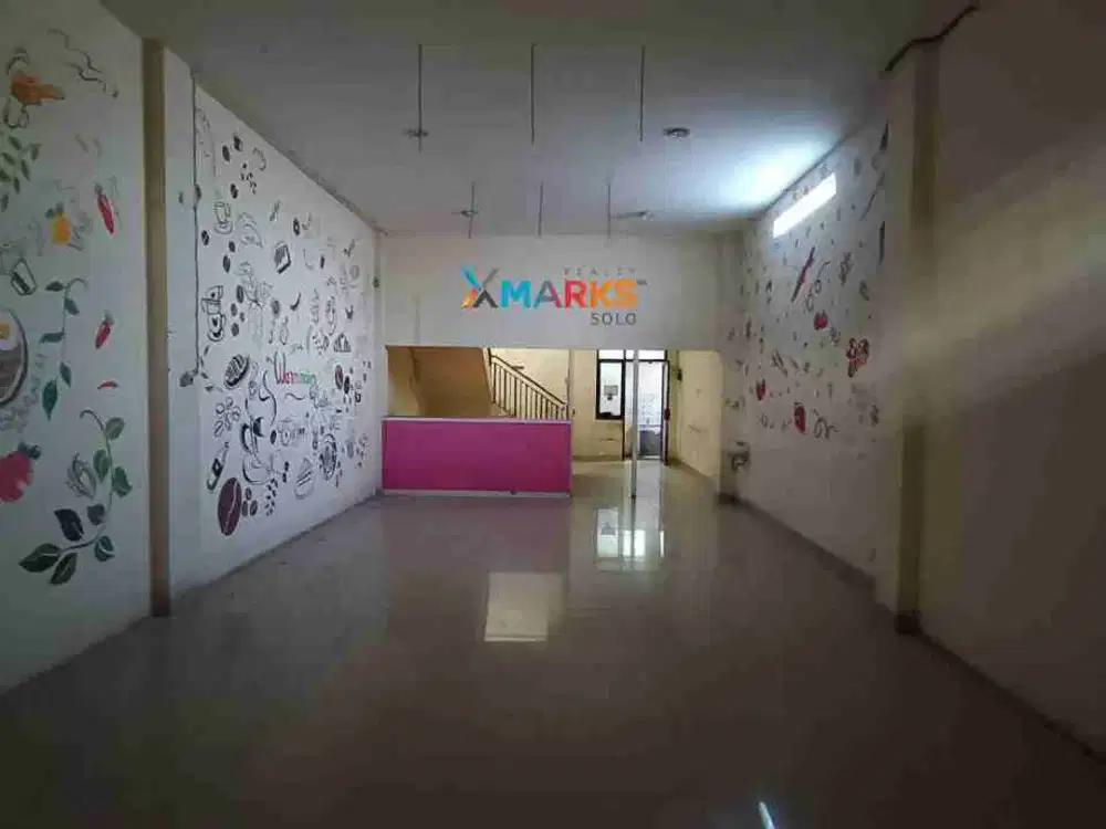 Disewakan Ruko 3 Lantai Siap Pakai di Kawasan Ramai Bisnis area Makamhaji, Cocok Utk Kantor atau Cafe dengan Balkon