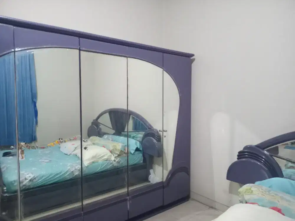 Lemari pakaian 4 pintu