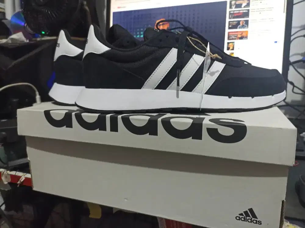 Adidas run 60s size 42