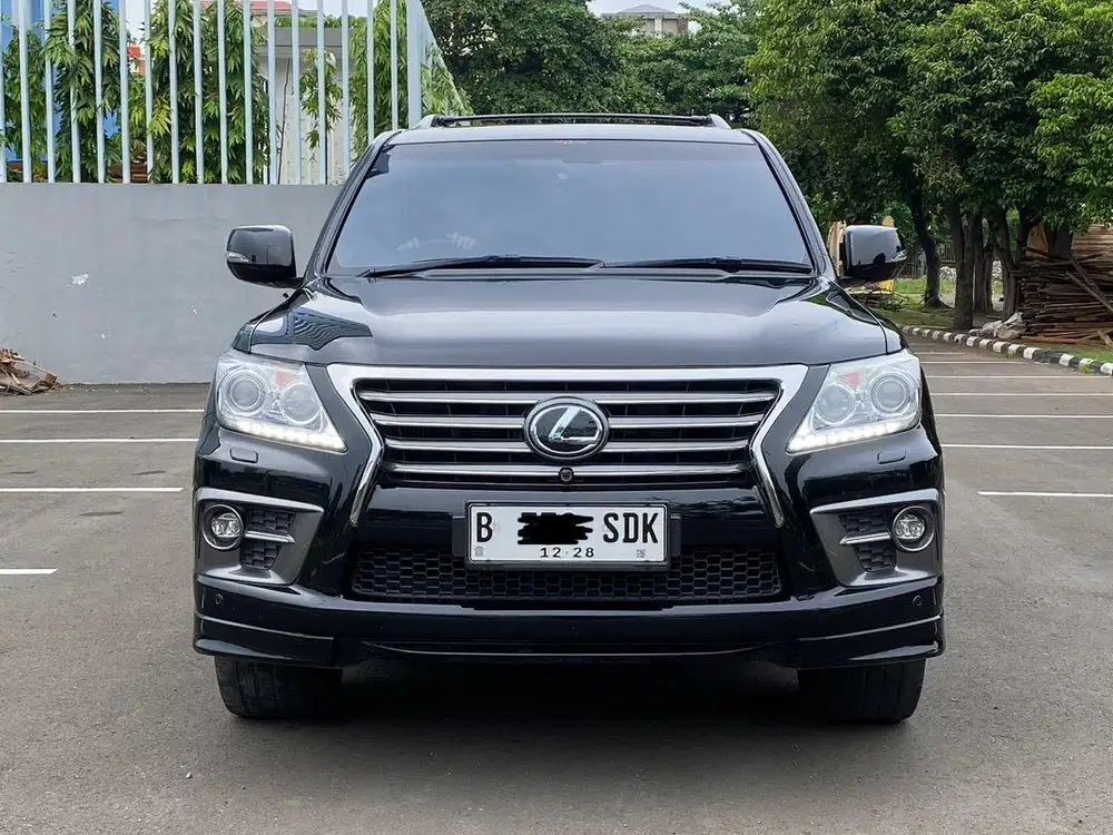 LEXUS LX570 AT 2015 HITAM