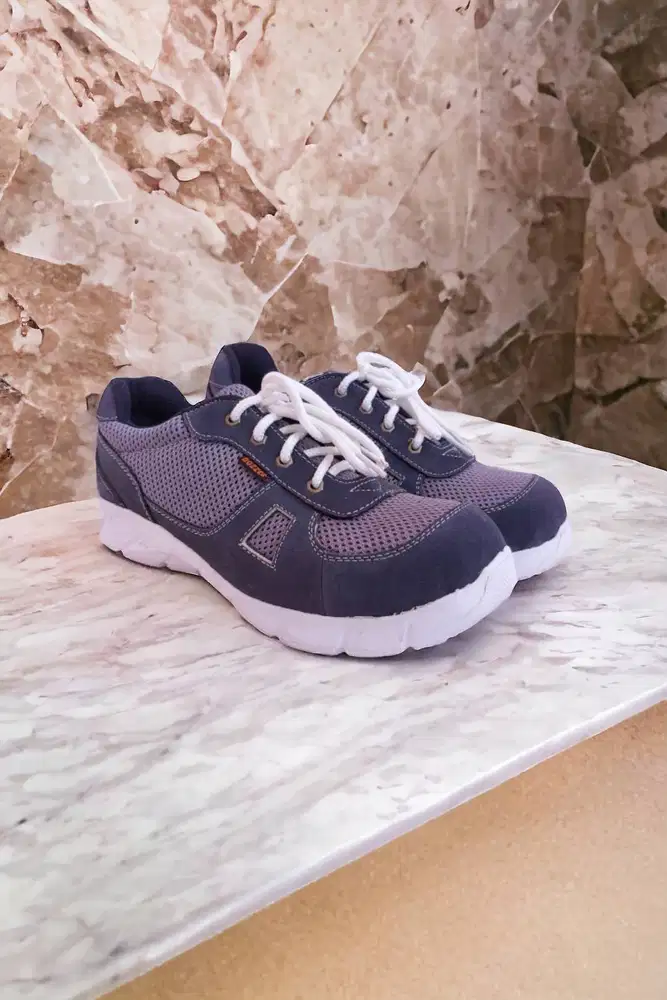 Praktis Sepatu safety industri plastik Cilegon