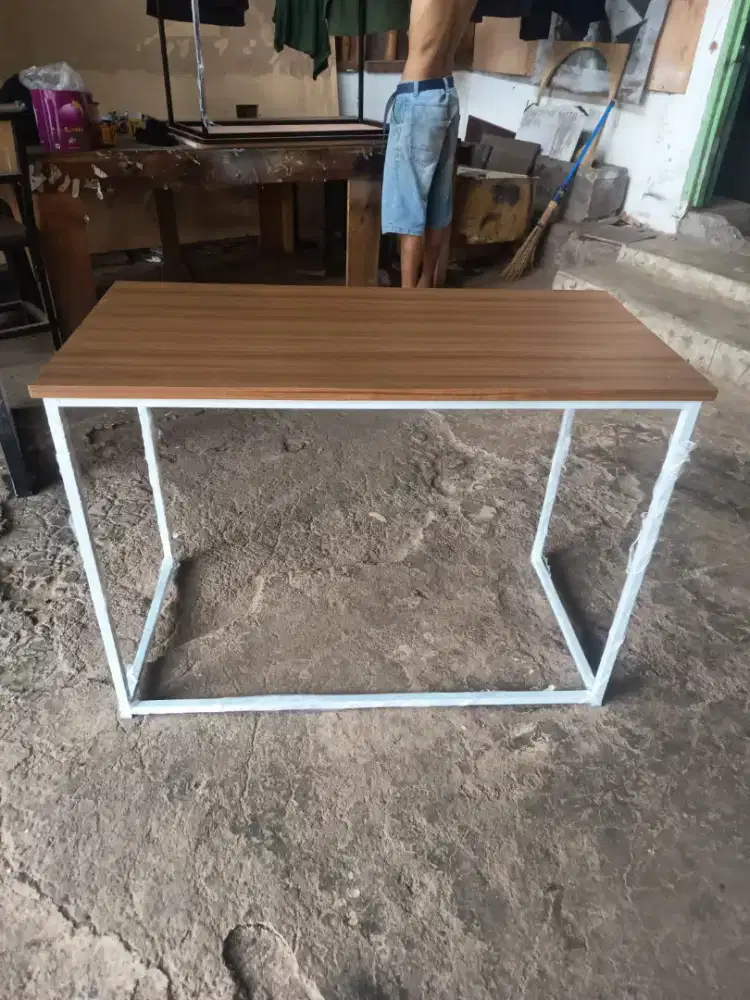 Meja kerja kantor belajar
