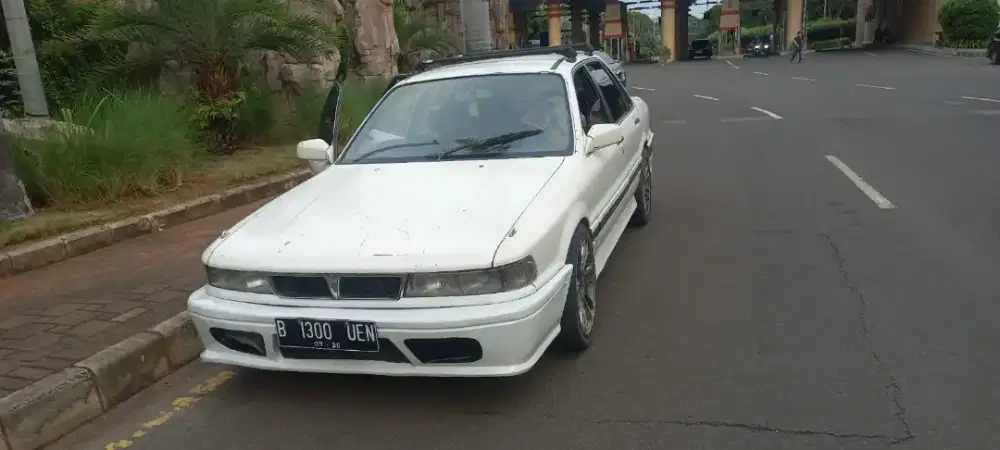 Mobil sedan Eterna 1990