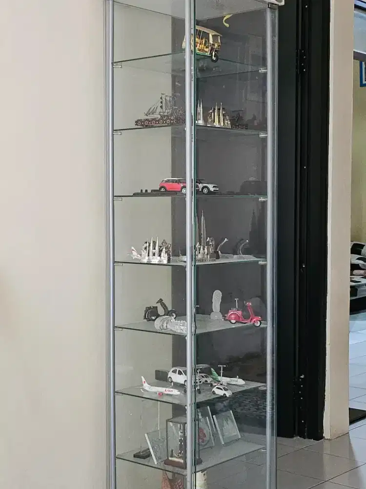 Lemari pajangan merk informa