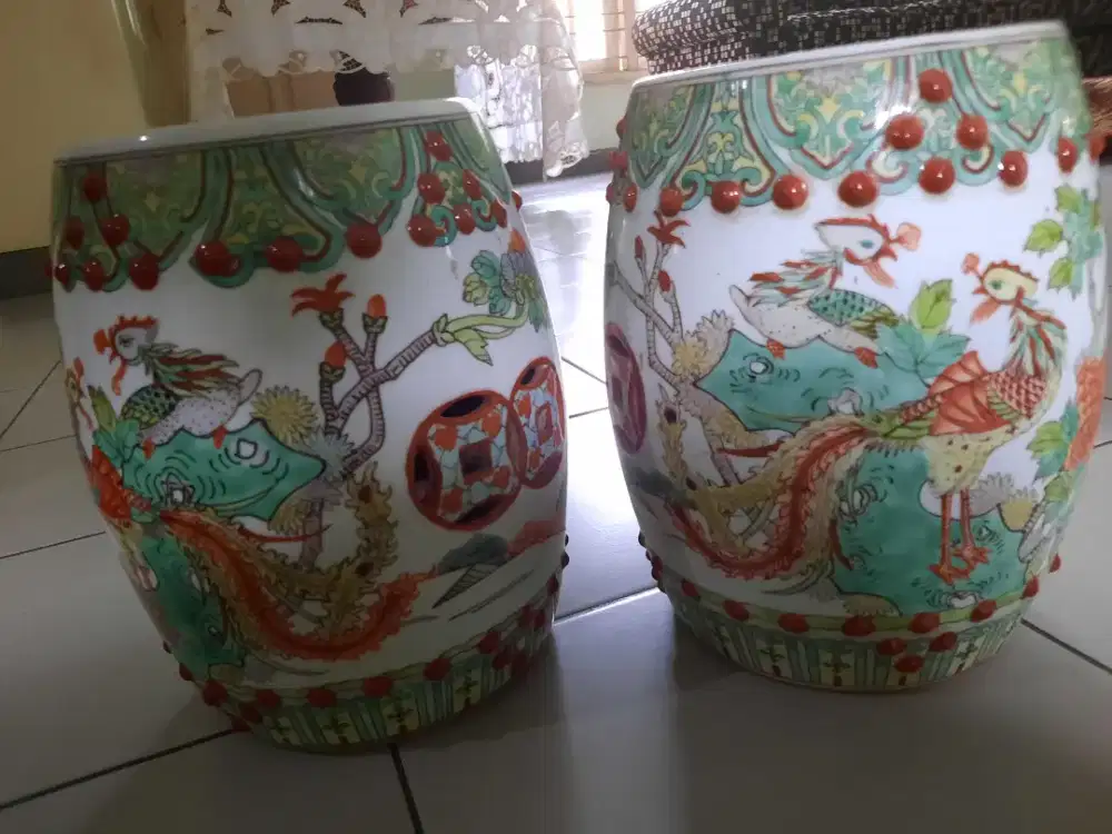 Aneka keramik dan furniture antik