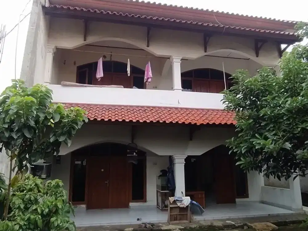 RUMAH 2LT DISEWAKAN TAHUNAN, 3 KAMAR TIDUR DI TANAH BARU DEPOK, AKSES MOTOR, DEKAT TOL & STASIUN