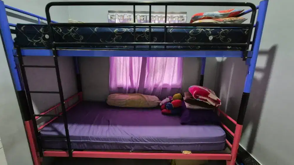 Ranjang besi tingkat