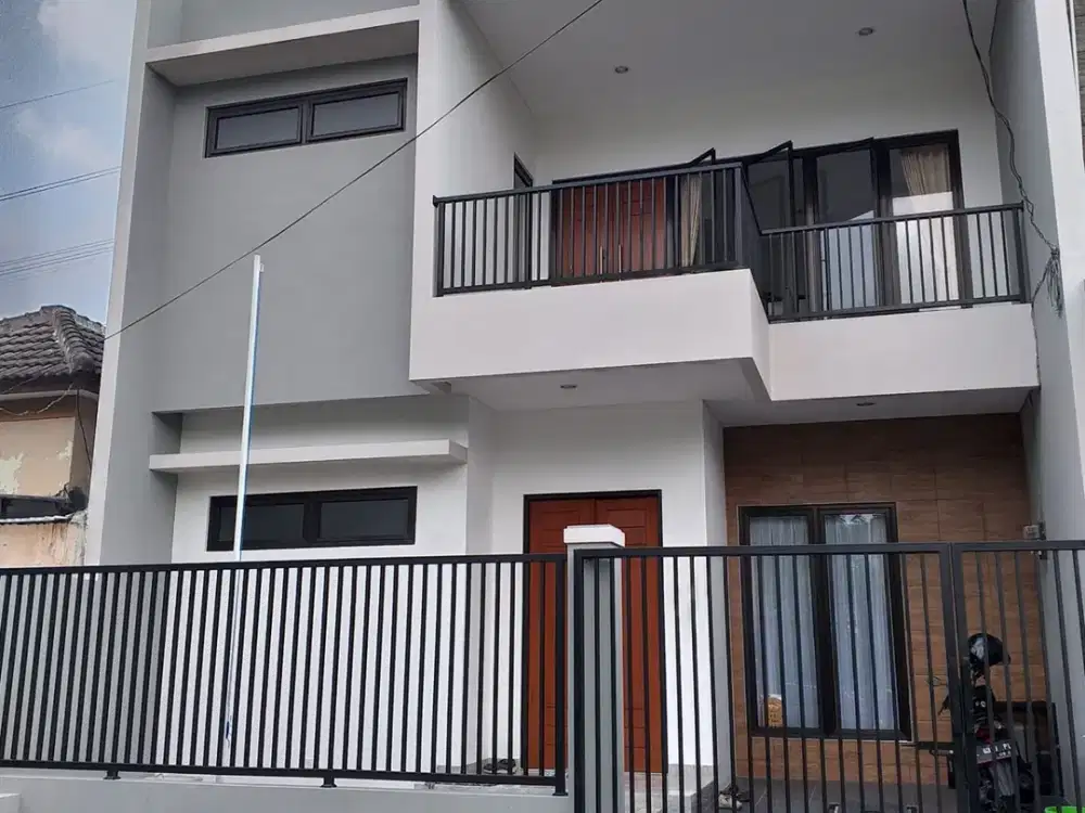 Rumah Permata Safira, Surabaya Barat - Gress 2 Lantai Semi Furnished