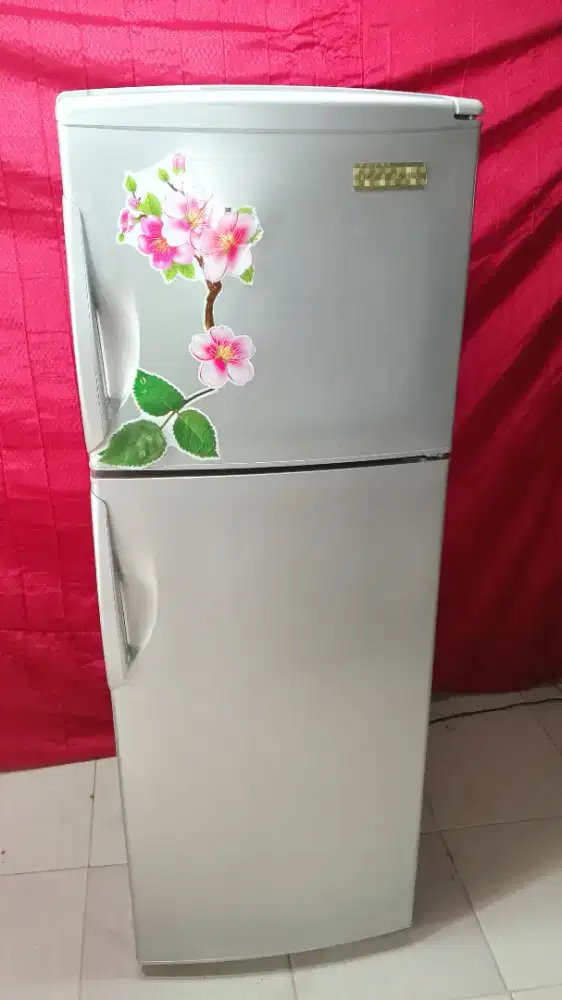 dijual kulkas 2 pintuin
bagus 
beku dan dingin