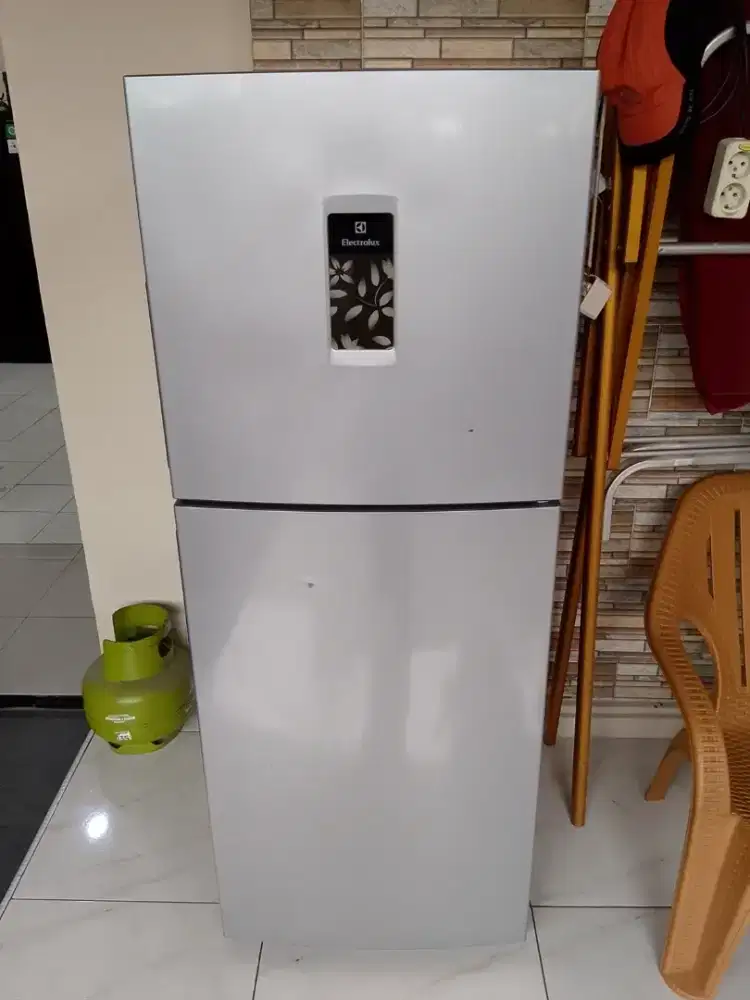 Kulkas 2 pintu ELECTROLUX 211liter