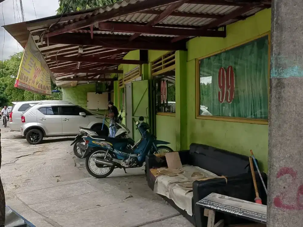 Di Jual Cepat Rumah untuk Tempat Usaha, posisi di hoek dan di jalan utama. Di Taman Harapan Baru, Bekasi Barat