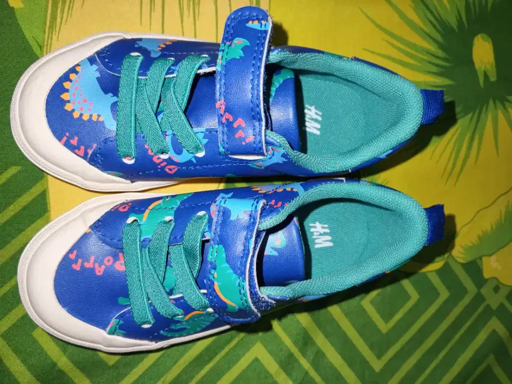 Dijual sepatu anak kondisi baru