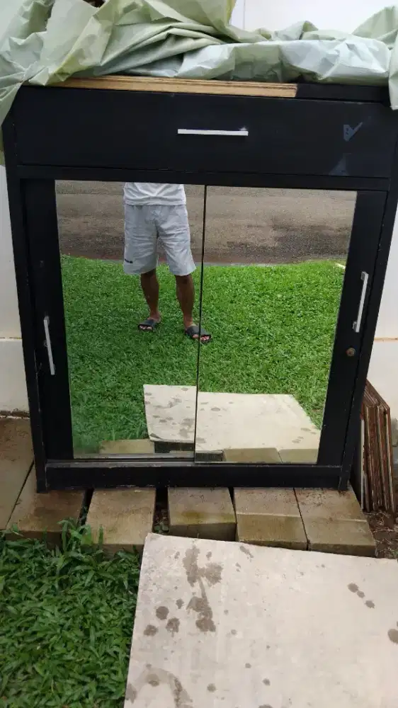Lemari 2 pintu full kaca