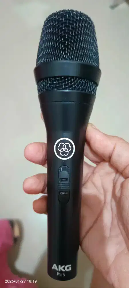 Di jual mic AKG original 100% kondisi mulus 95%
