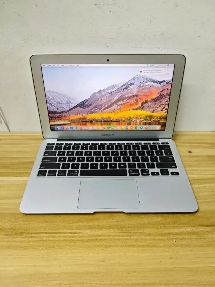 MacBook Air 2012. 11'6 Inch. Core i5. Ram 4gb. Ssd 64gb