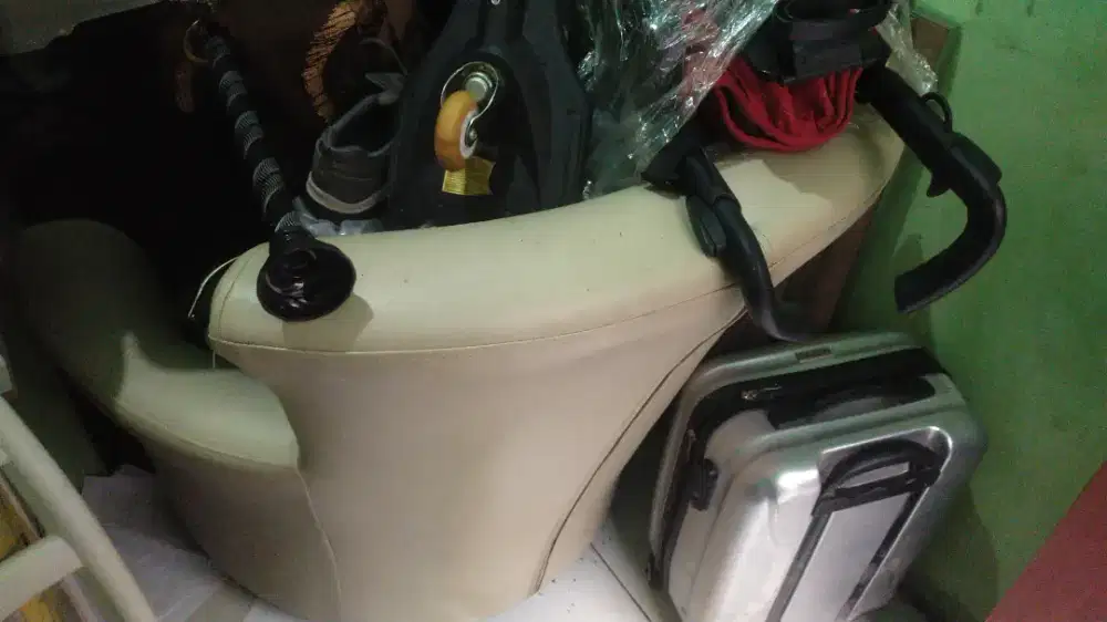 Sofa 3 meja mamer 1
Kondisi masih bagus 

Tidak ada yg rusak dan rob