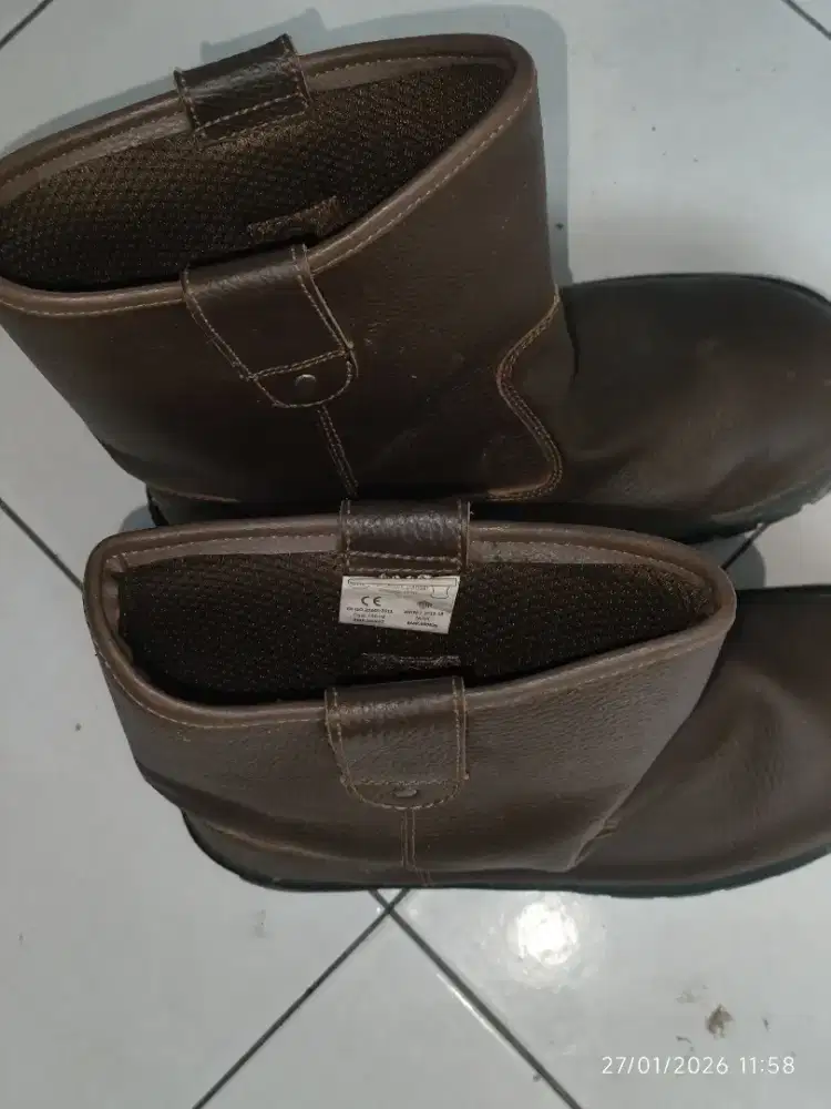 Sepatu safety bekas