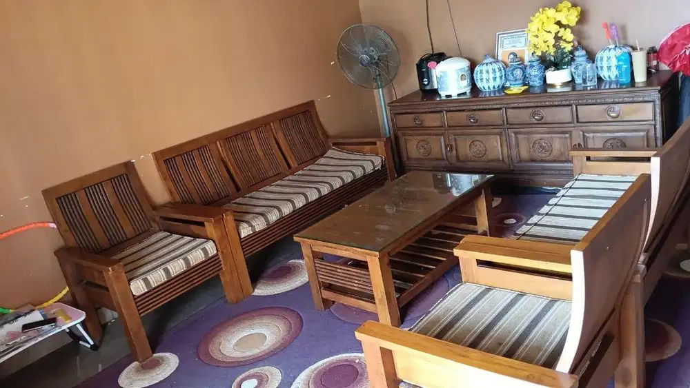 Satu set kursi dan meja jati