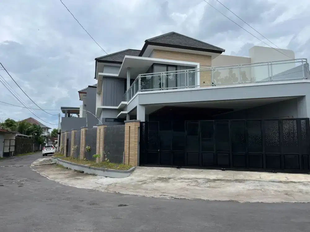 Rumah Mewah Tropis Modern   di Jalan Kaliurang Km 10 Full Furnish Mangku Aspal