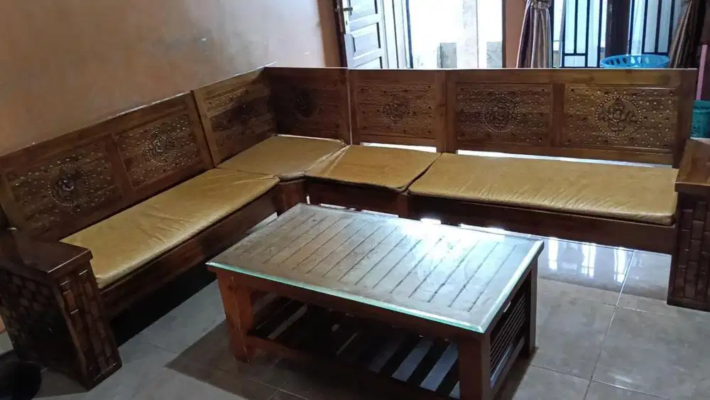 Satu set meja dan kursi jati